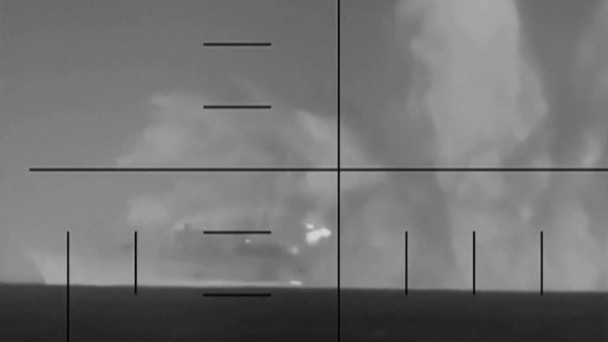 Video: Americká ponorka potopila íránskou loď. Zůstala jen ropná skvrna